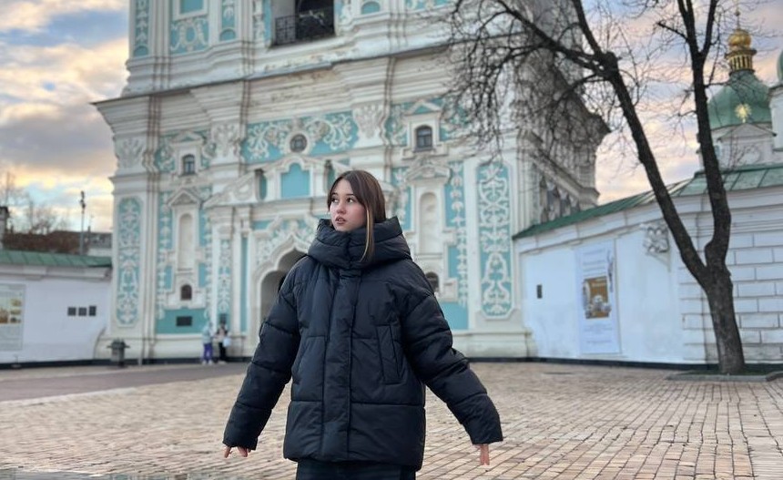 “Вільні діти – вільні мрії”: історія Анни, яка пройшла окупацію та мріє про сертифікат на косметику та одяг